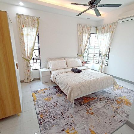 Tropika Homestay Bangi With 3 Bedrooms Kajang Kültér fotó