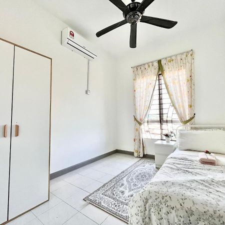 Tropika Homestay Bangi With 3 Bedrooms Kajang Kültér fotó