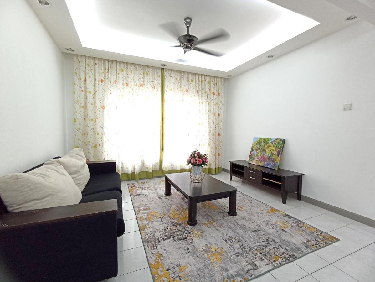 Tropika Homestay Bangi With 3 Bedrooms Kajang Kültér fotó