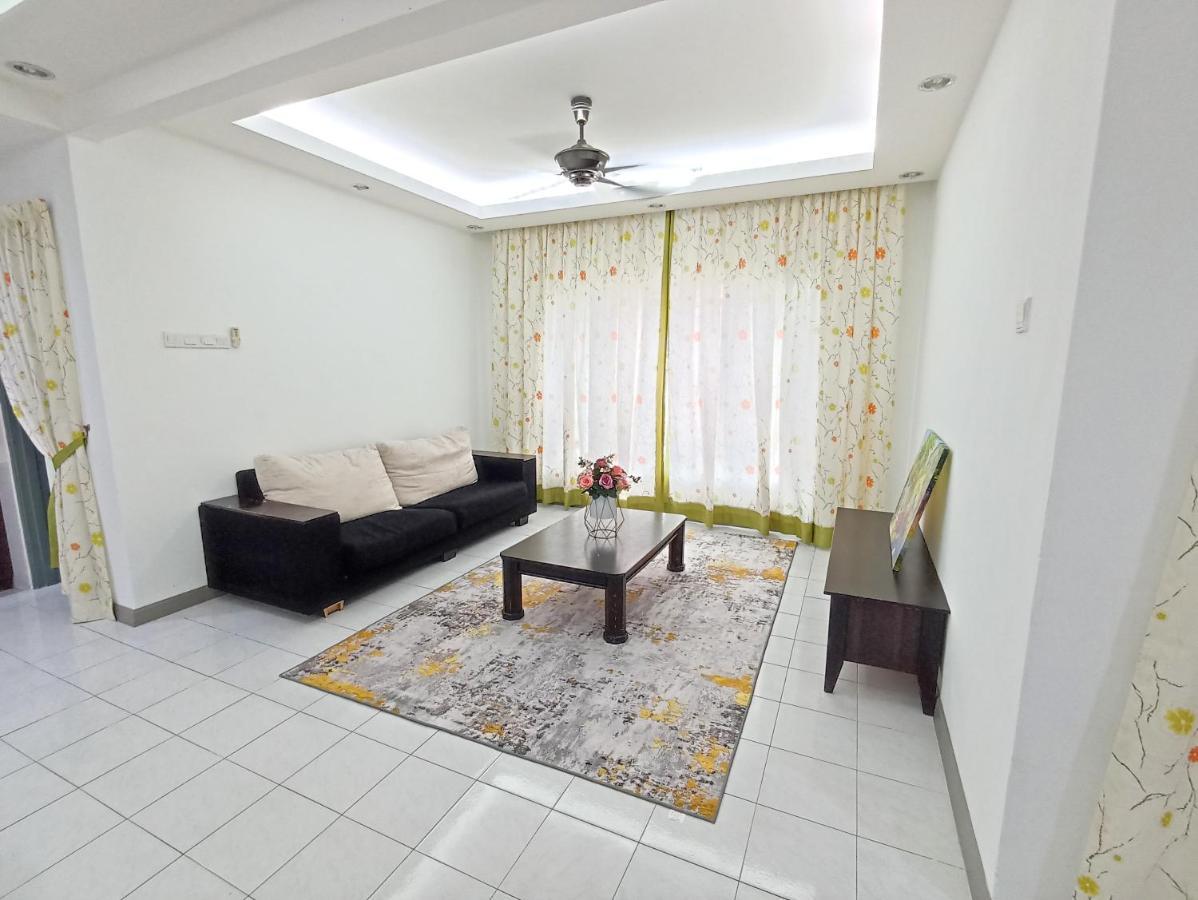 Tropika Homestay Bangi With 3 Bedrooms Kajang Kültér fotó