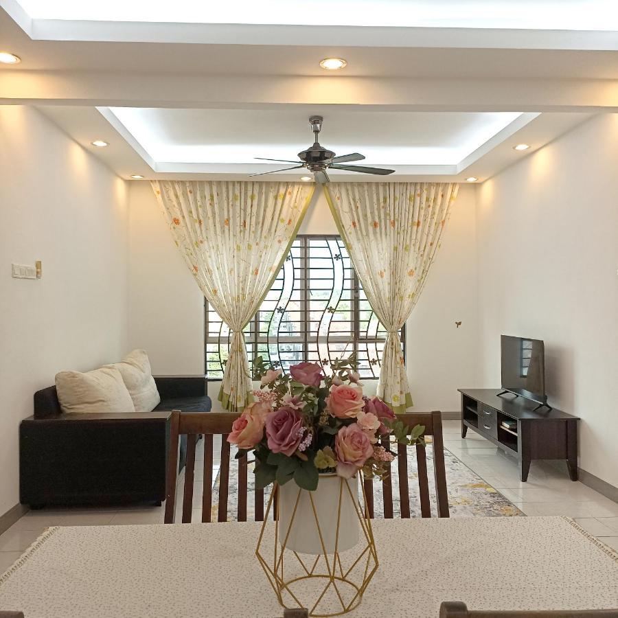 Tropika Homestay Bangi With 3 Bedrooms Kajang Kültér fotó