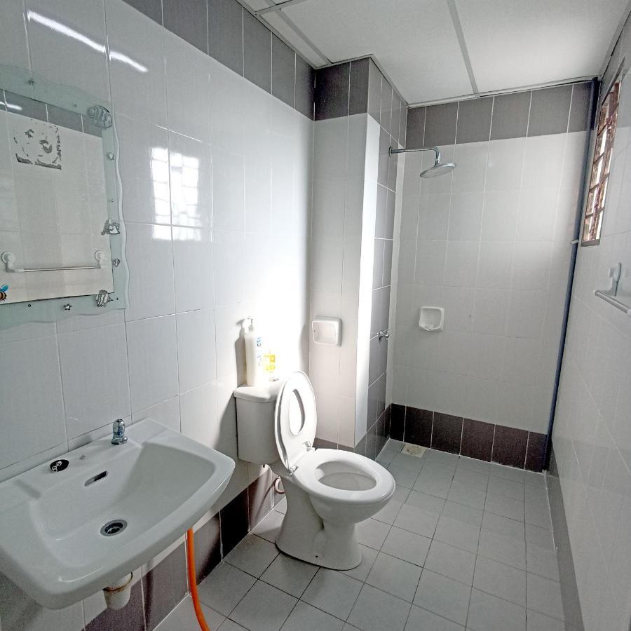Tropika Homestay Bangi With 3 Bedrooms Kajang Kültér fotó