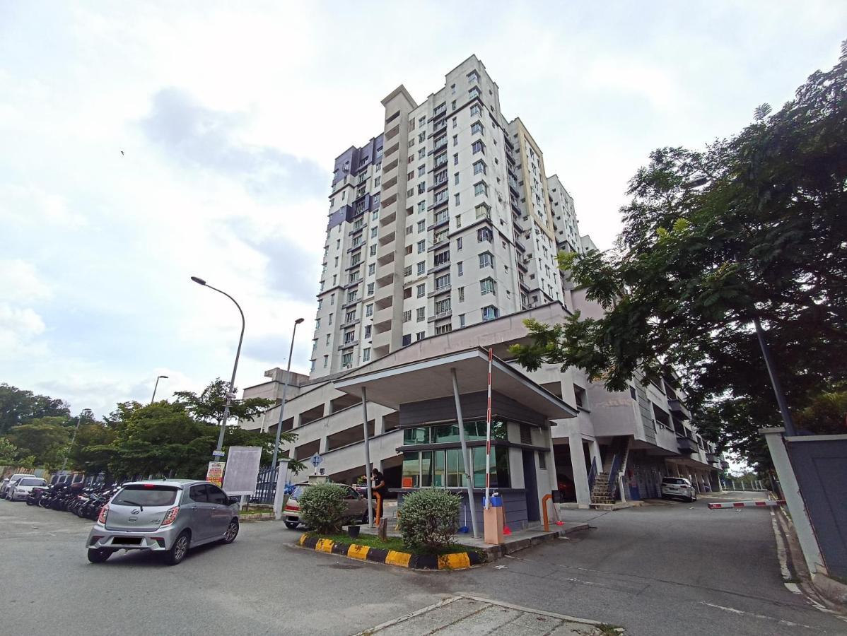 Tropika Homestay Bangi With 3 Bedrooms Kajang Kültér fotó