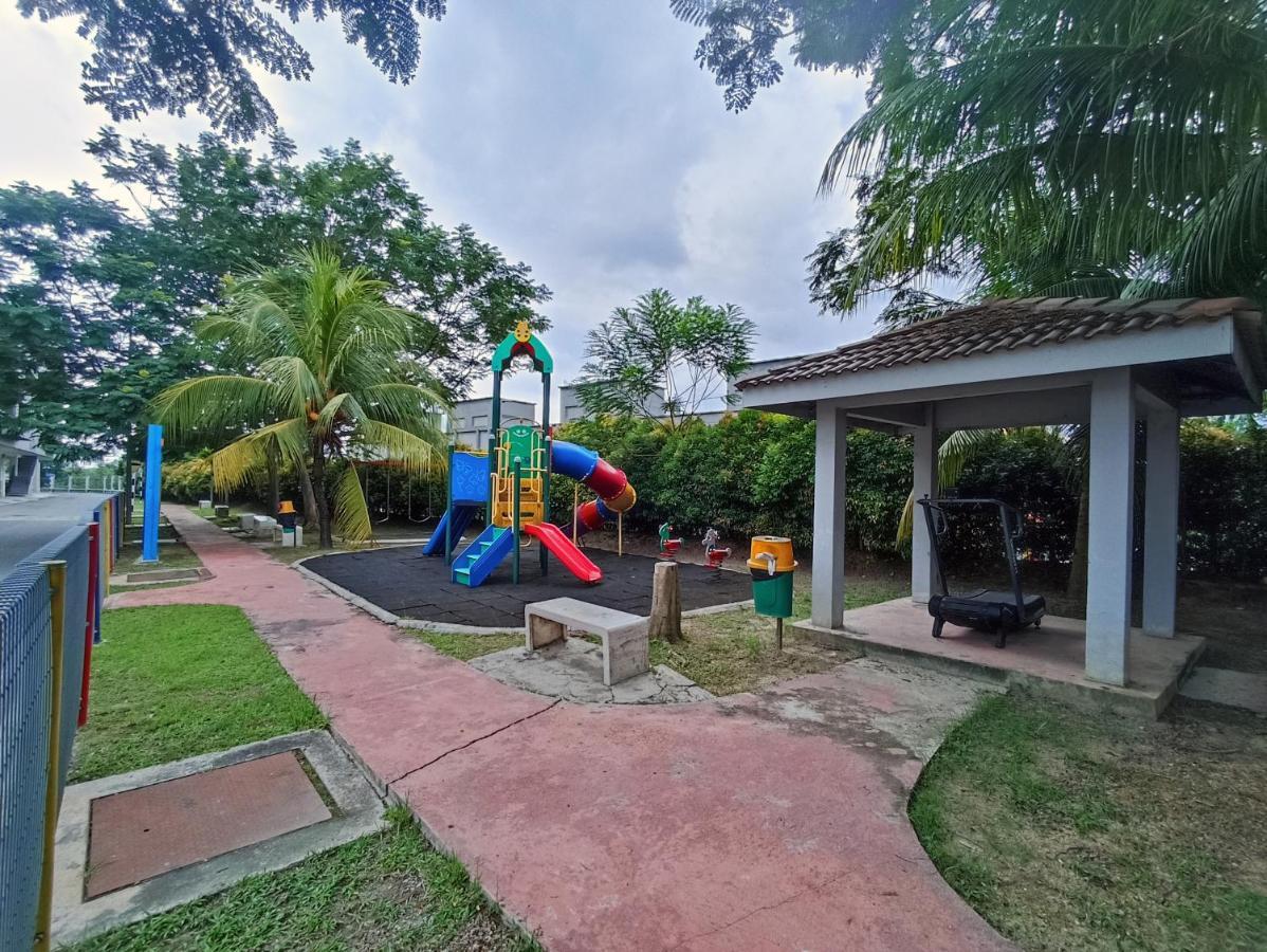Tropika Homestay Bangi With 3 Bedrooms Kajang Kültér fotó