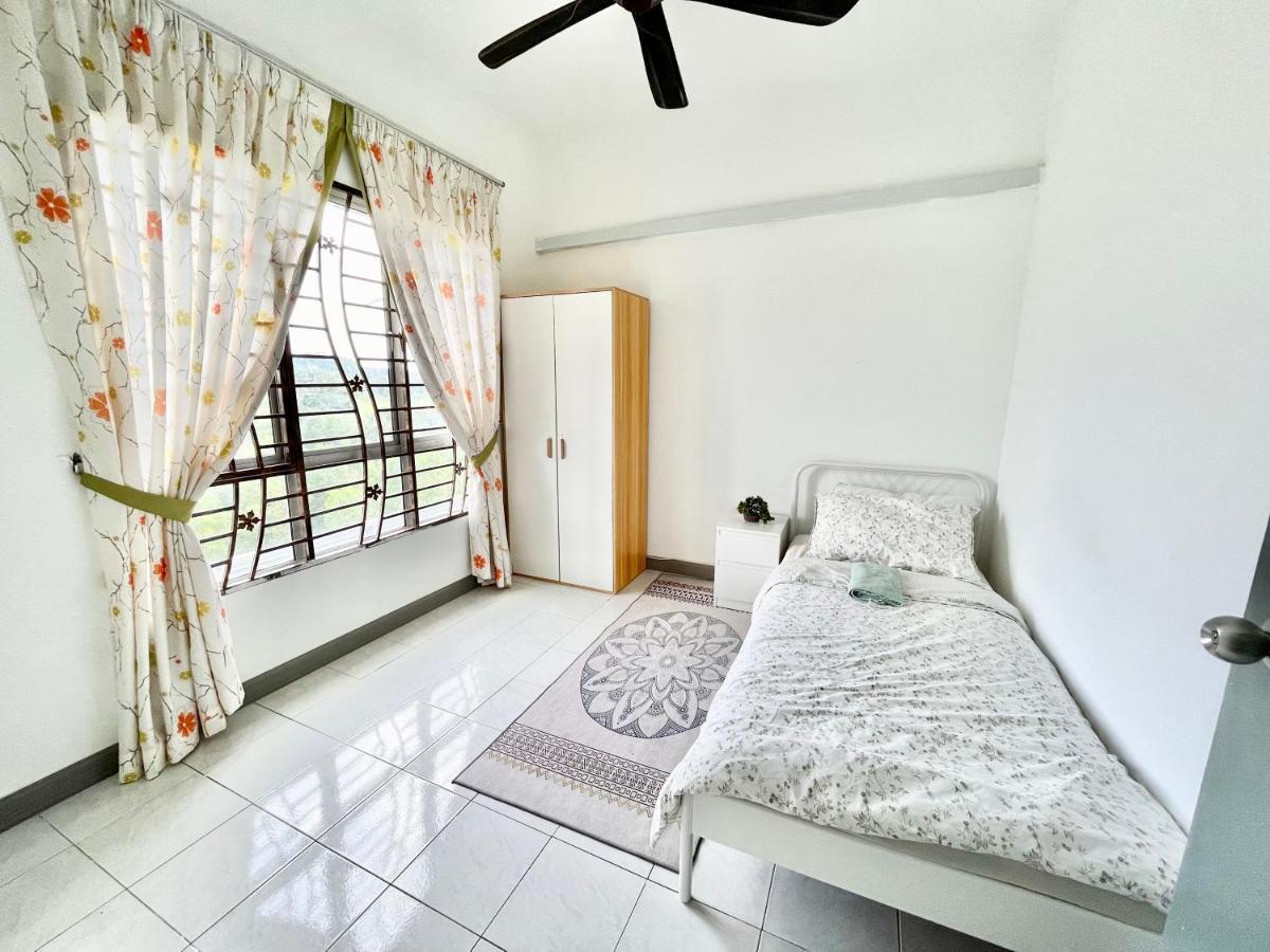 Tropika Homestay Bangi With 3 Bedrooms Kajang Kültér fotó