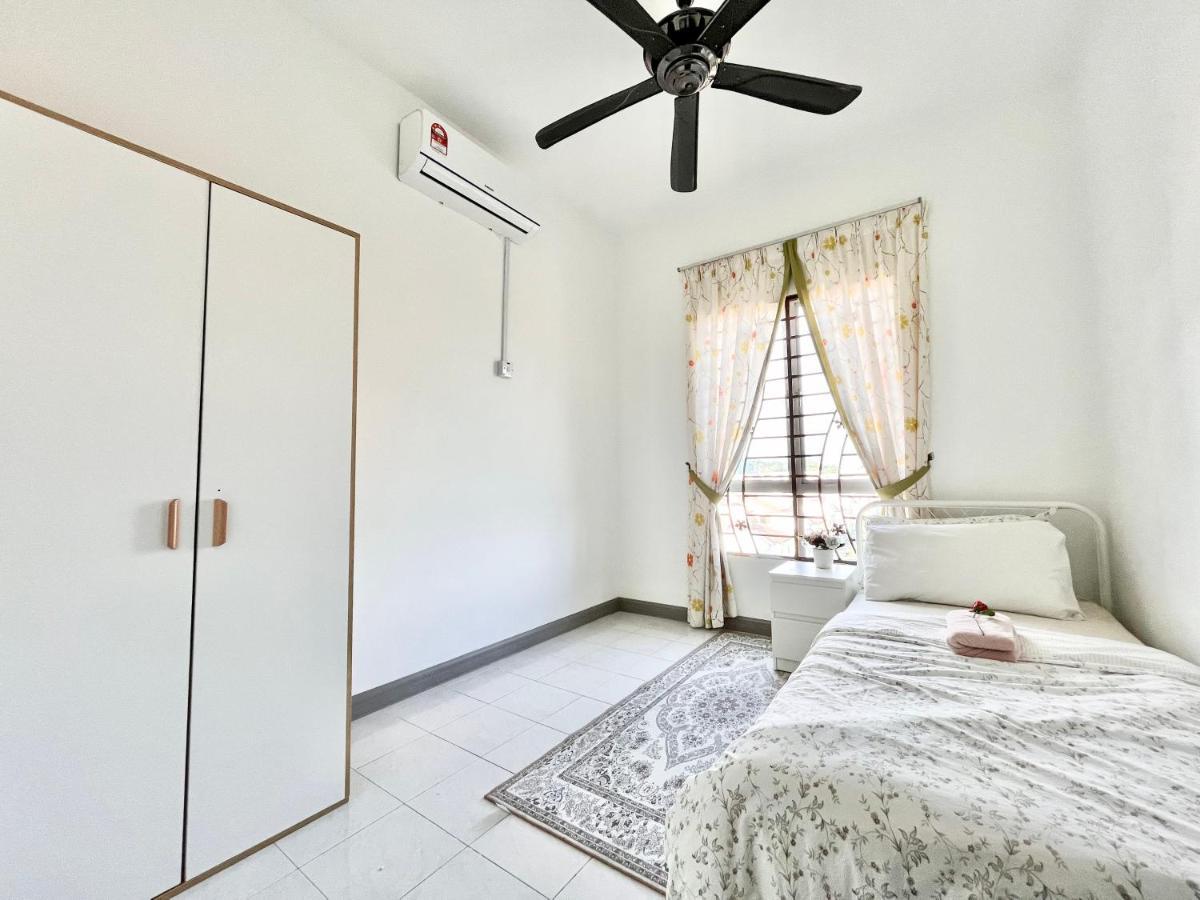 Tropika Homestay Bangi With 3 Bedrooms Kajang Kültér fotó